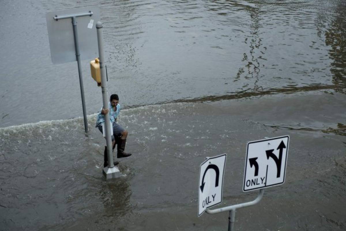 Houston busca hacer frente a la inundación por Harvey mientras Louisiana se prepara