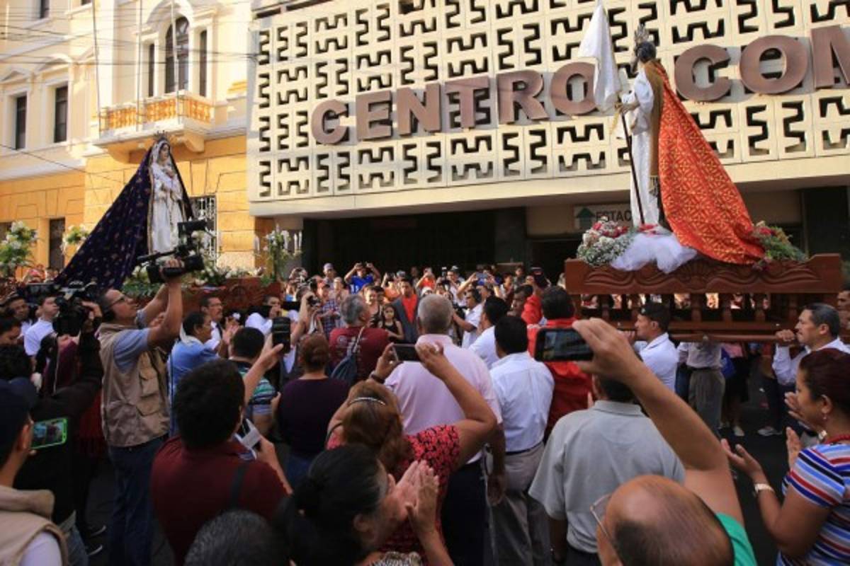 Artesanal ropaje portan imágenes procesionales para Semana Santa
