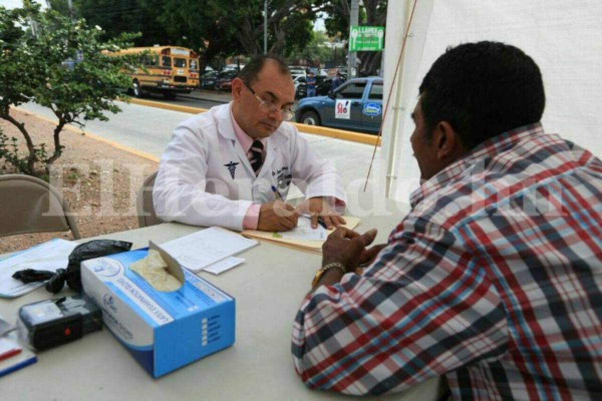 Honduras: Por segundo día, doctor Chirinos brinda consultas en la calle