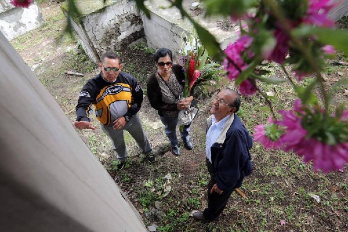 Hondureños rinden tributo a sus familiares ausentes