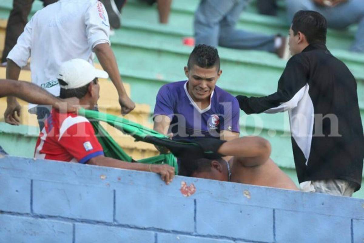 Aficionados se van a los golpes dentro del estadio Nacional en pleno clásico entre Olimpia y Marathón