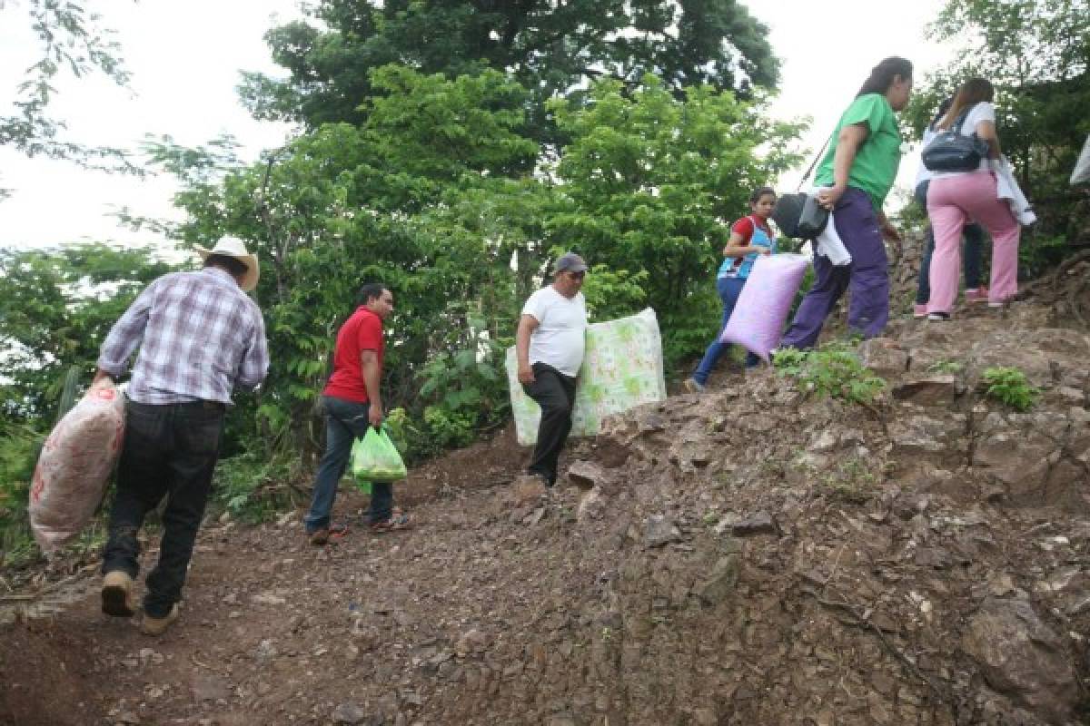 Camas y víveres recibe familia López en el Cerro Lare, El Paraíso