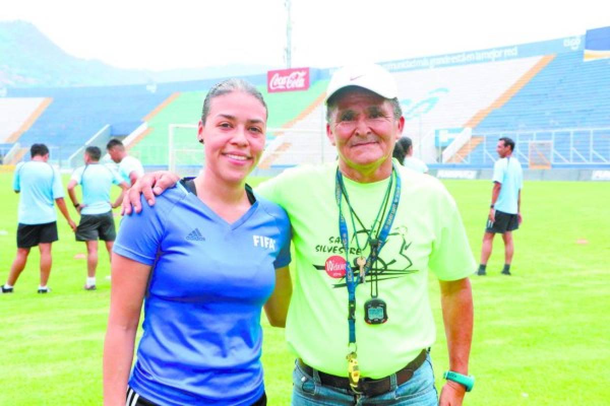 Melissa Pastrana posa junto a Juan José Raudales, su entrenador personal, luego de realizar los trabajos.