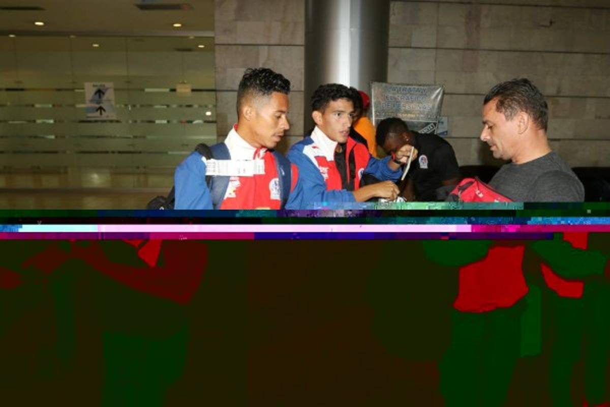 Los jugadores del Olimpia al arribar al aeropuerto Internacional Toncontín, foto: Ronald Aceituno.