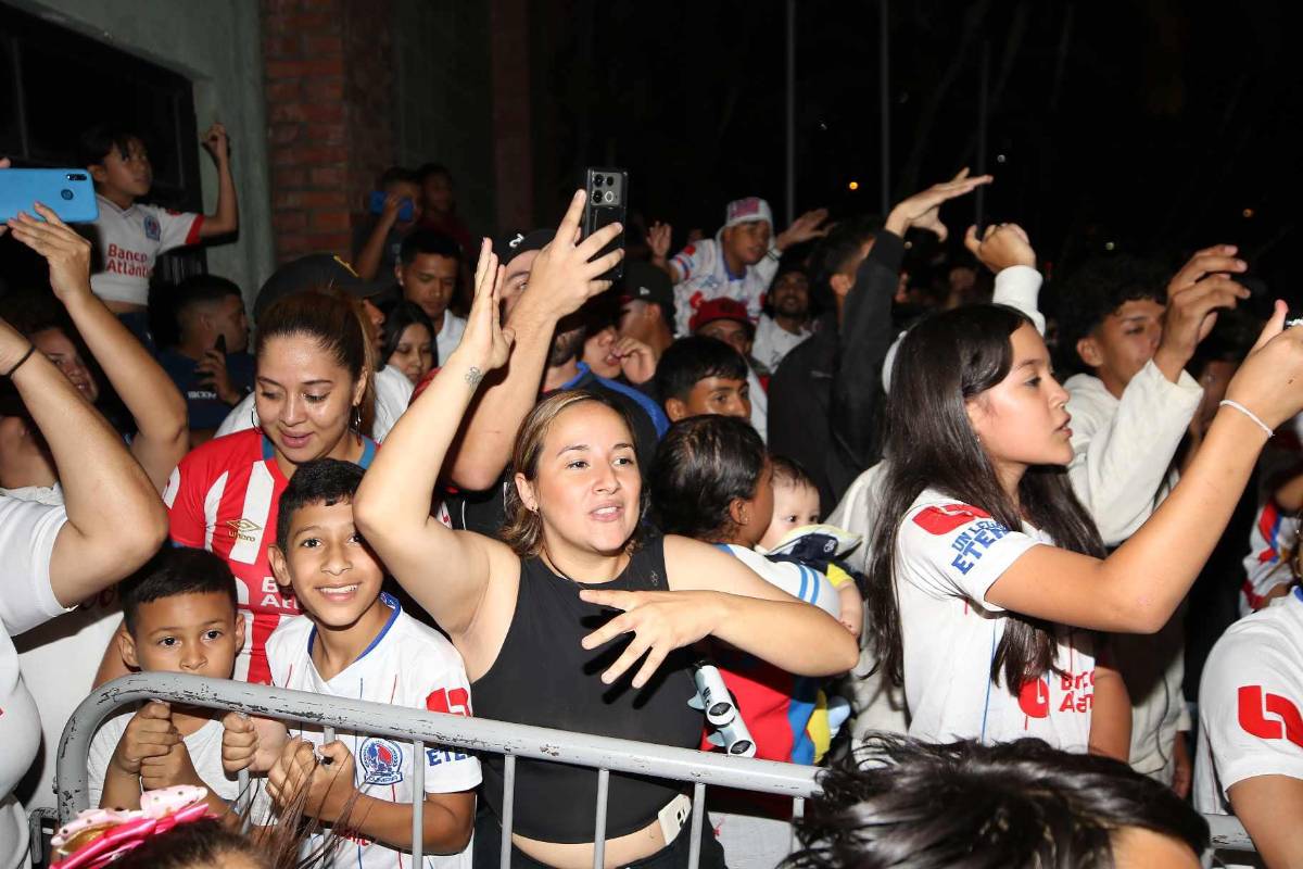 ¡Alegría de Espinel y selfie de Edwin! Banderazo de la Ultra Fiel a Olimpia previo a la gran final