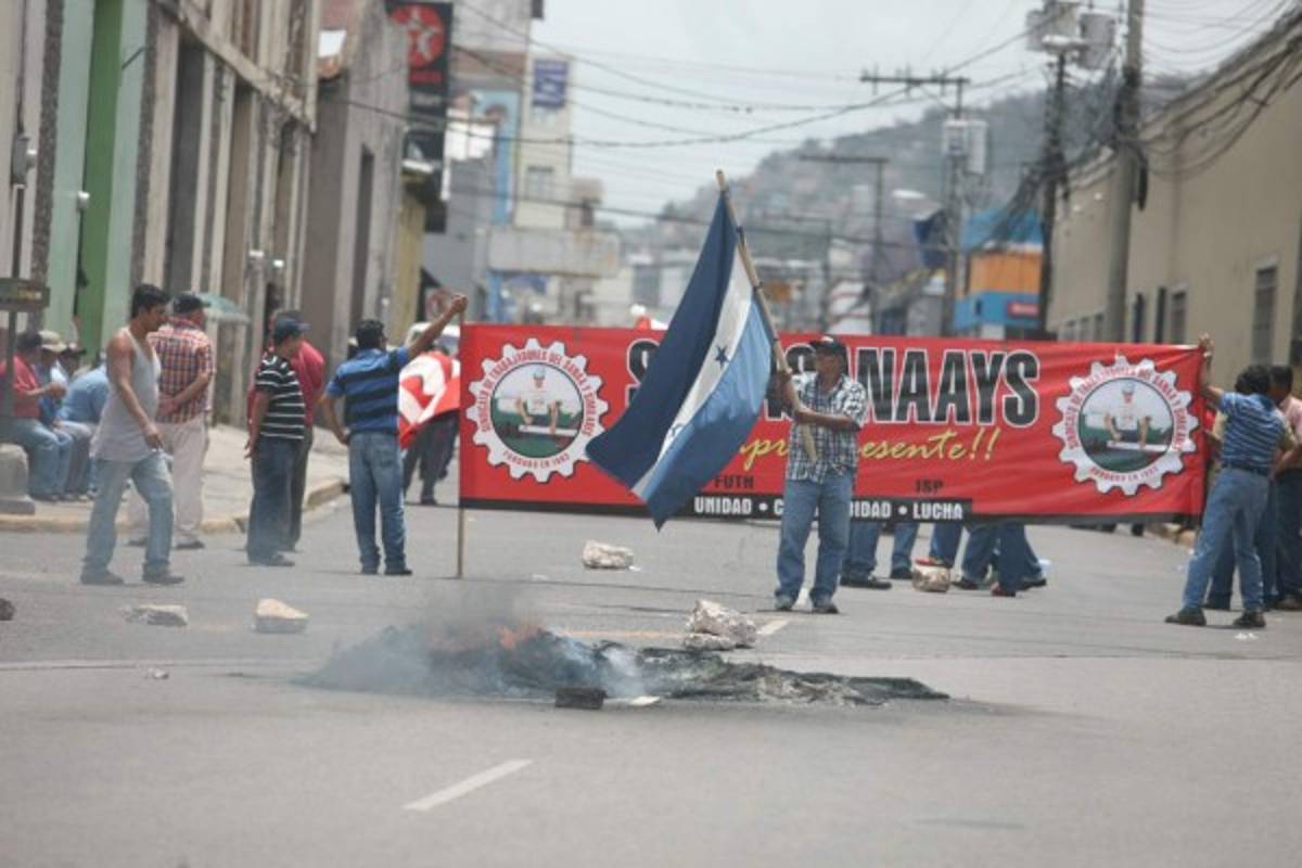 Empleados del SANAA se toman primera avenida