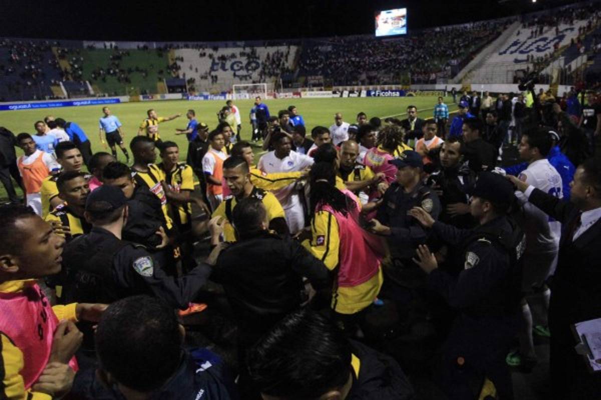 VIDEO: El zafarrancho entre jugadores de Olimpia y Real España