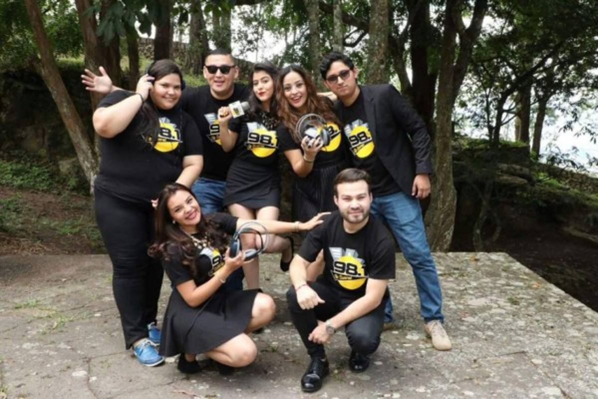 Todo el equipo de la 98.1 siempre procuran de dar lo mejor de ellos para que sus radioescucha estén cómodos.