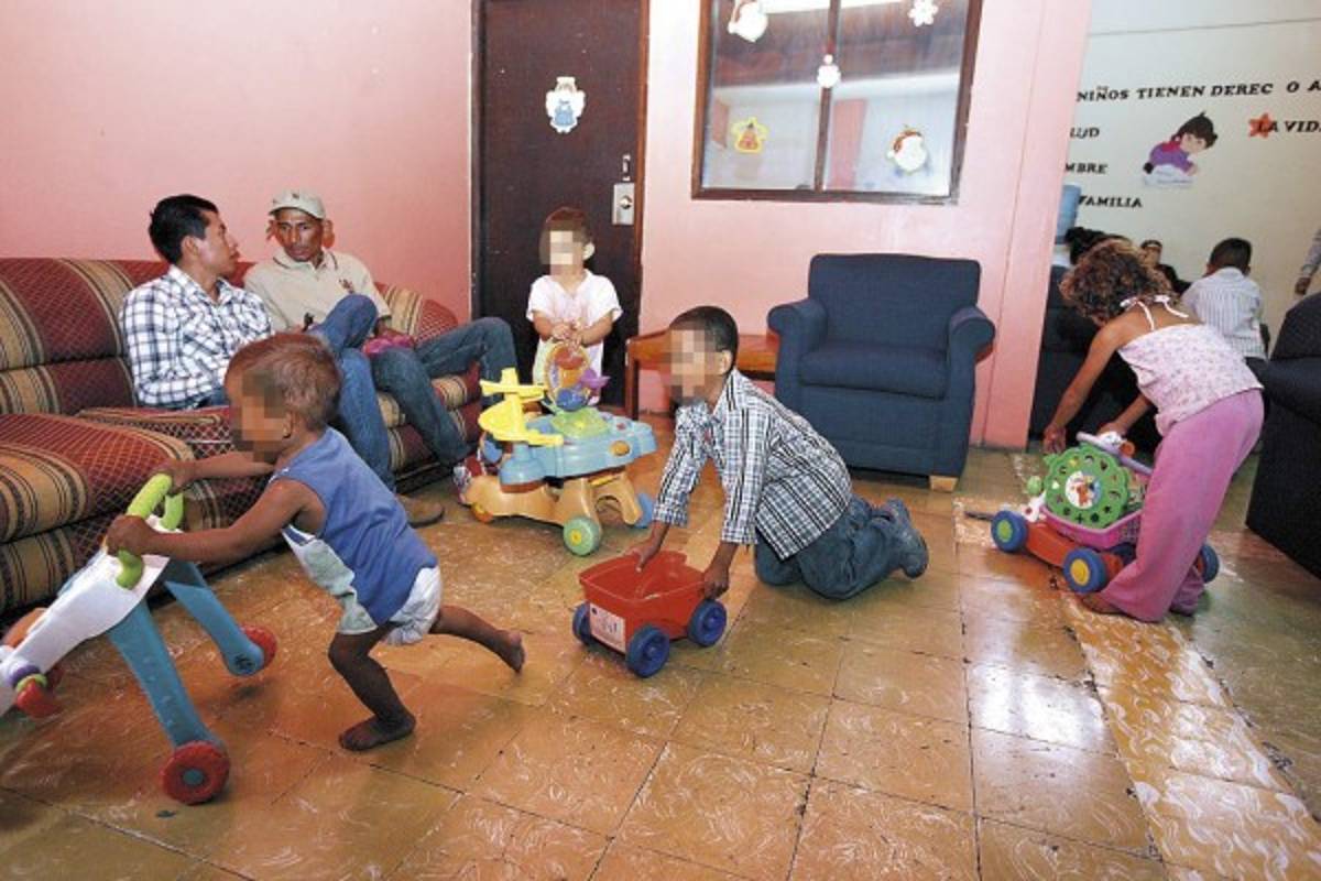 Familia que vivía en mediana del bulevar del Norte recibe apoyo