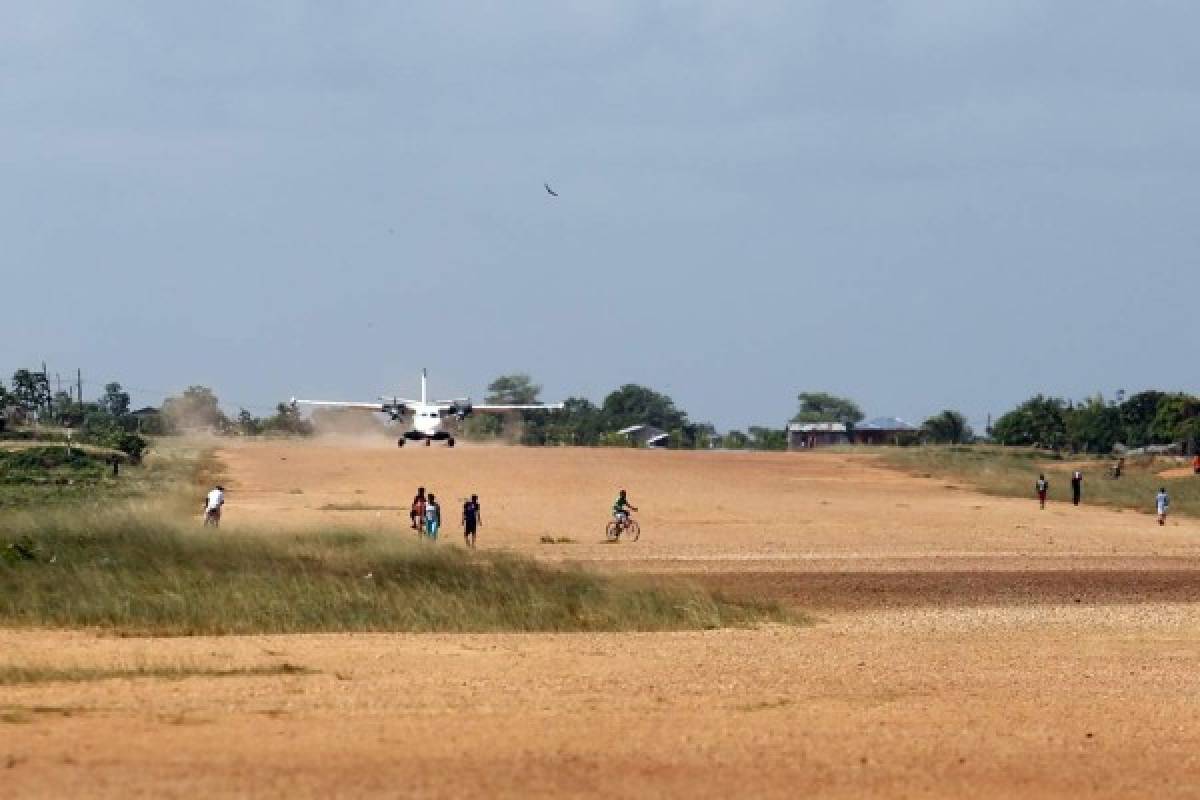 La pista de aterrizaje en Wampusirpi urge de mejoras para la seguridad de los viajeros.