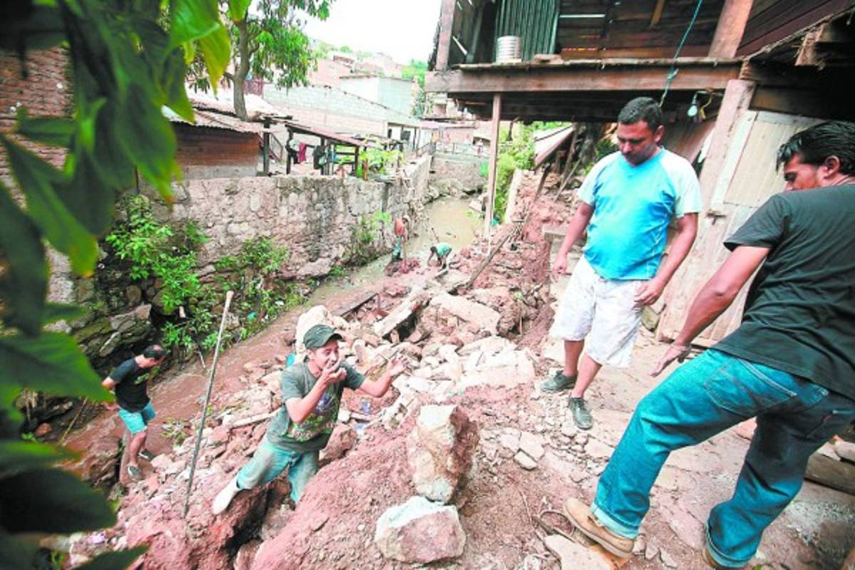 Tres viviendas en latente riesgo por deslizamiento