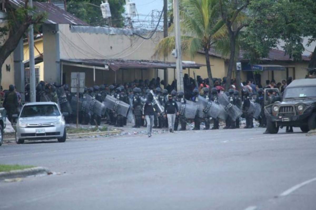 Trasladan a 536 reos del Centro Penal de San Pedro Sula a cárceles de máxima seguridad