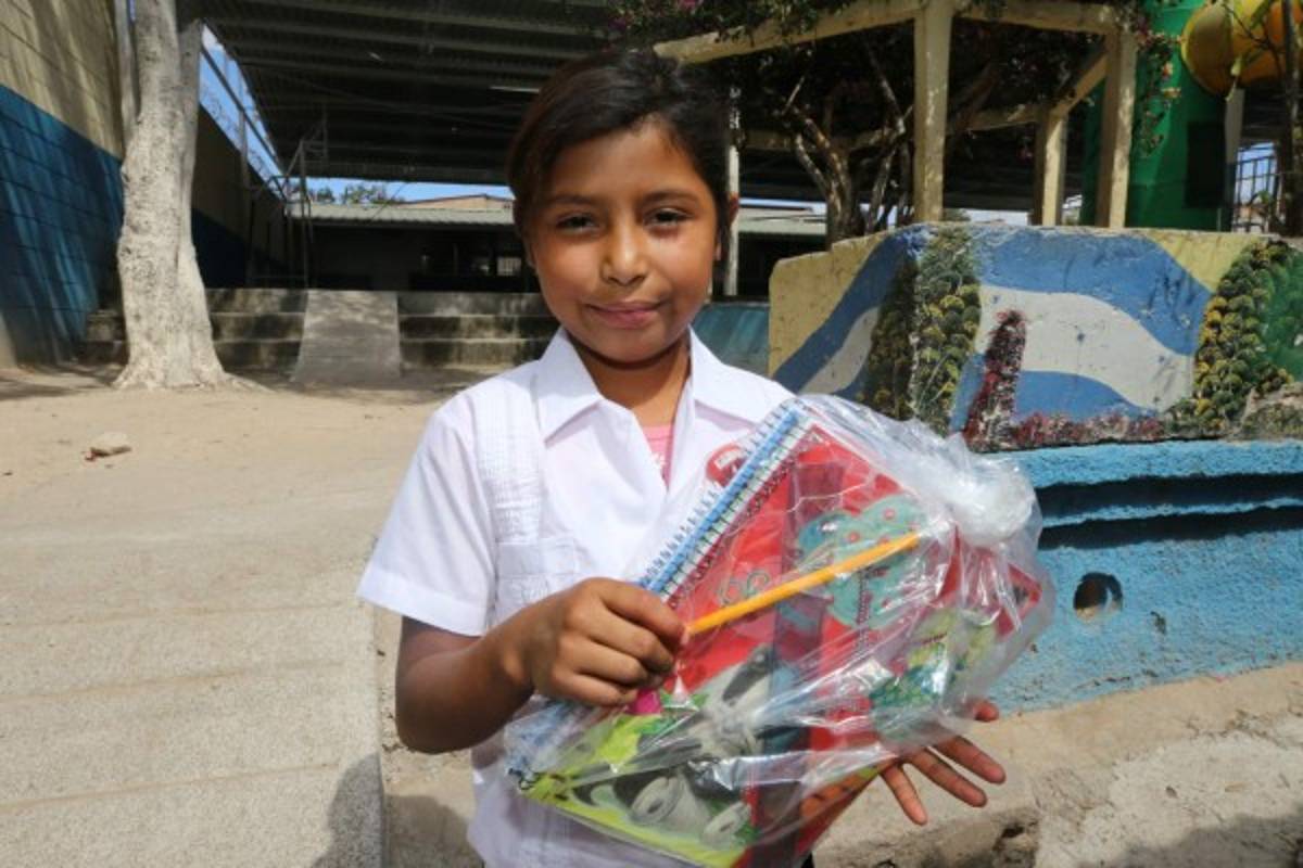 Kit escolar les llega de sorpresa a los niños del CEB Ramón Carías