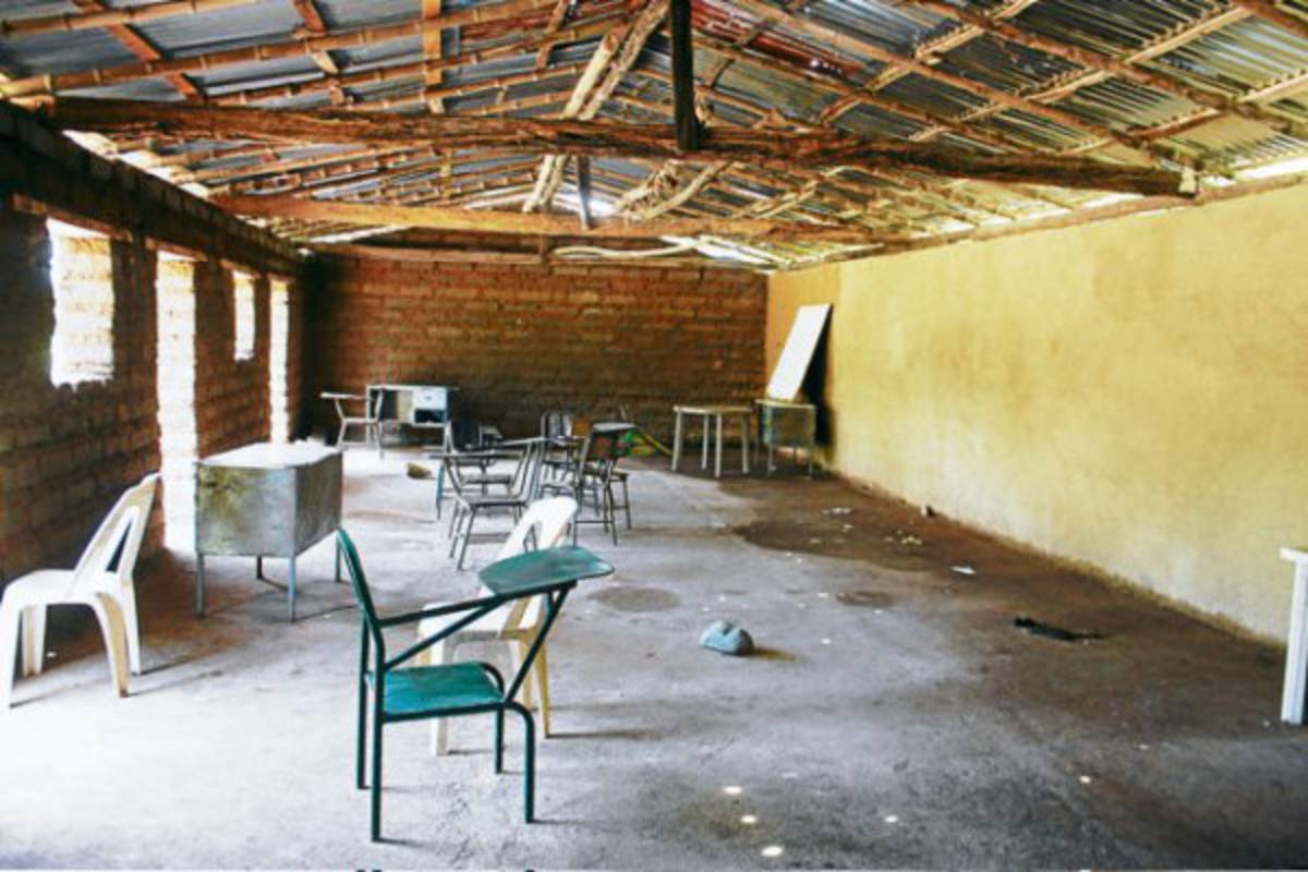 Una piedra por pupitre utilizan niños de escuela Colonias Unidas en El Triunfo, Choluteca