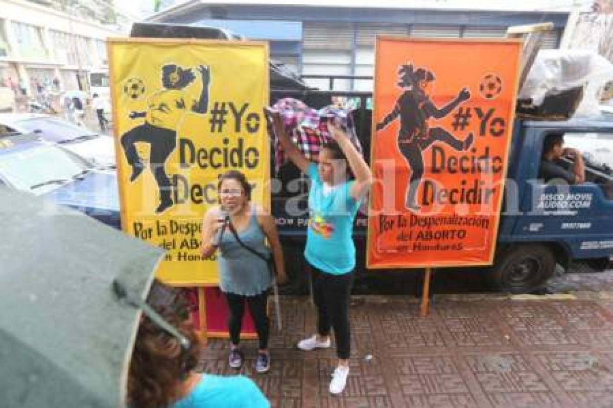 Los protestante llegaron con pancartas y carros con sonido para exigir que se despenalice el aborto en el país. Foto: David Romero/EL HERALDO.