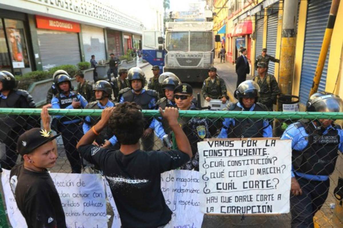Libre y la Resistencia protestan en las afueras del Congreso