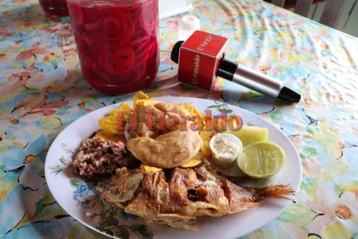 Disfruta un delicioso pescado frito mientras observas la naturaleza, Los precios varian entre 100 y 250 lempiras. Foto Joselo Trejo/EL HERALDO