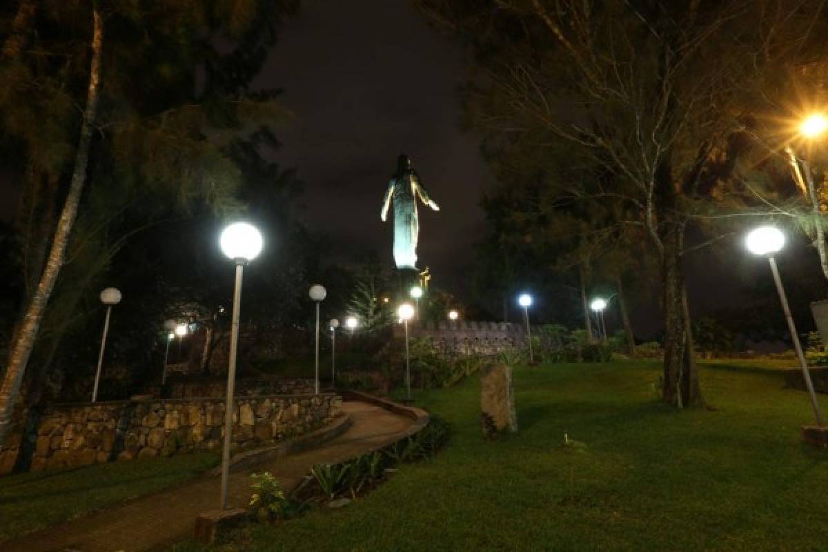 El monumento junto con el hermoso jardín hace que todo el parque se convierta en un lugar especial. Foto: Marvin Salgado / Noticias EL HERALDO