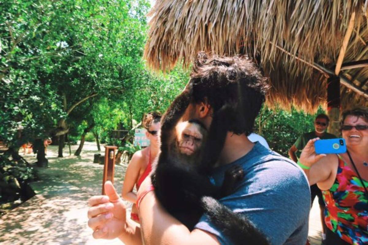 Actor Carlos Pena visita las bellas playas de Roatán