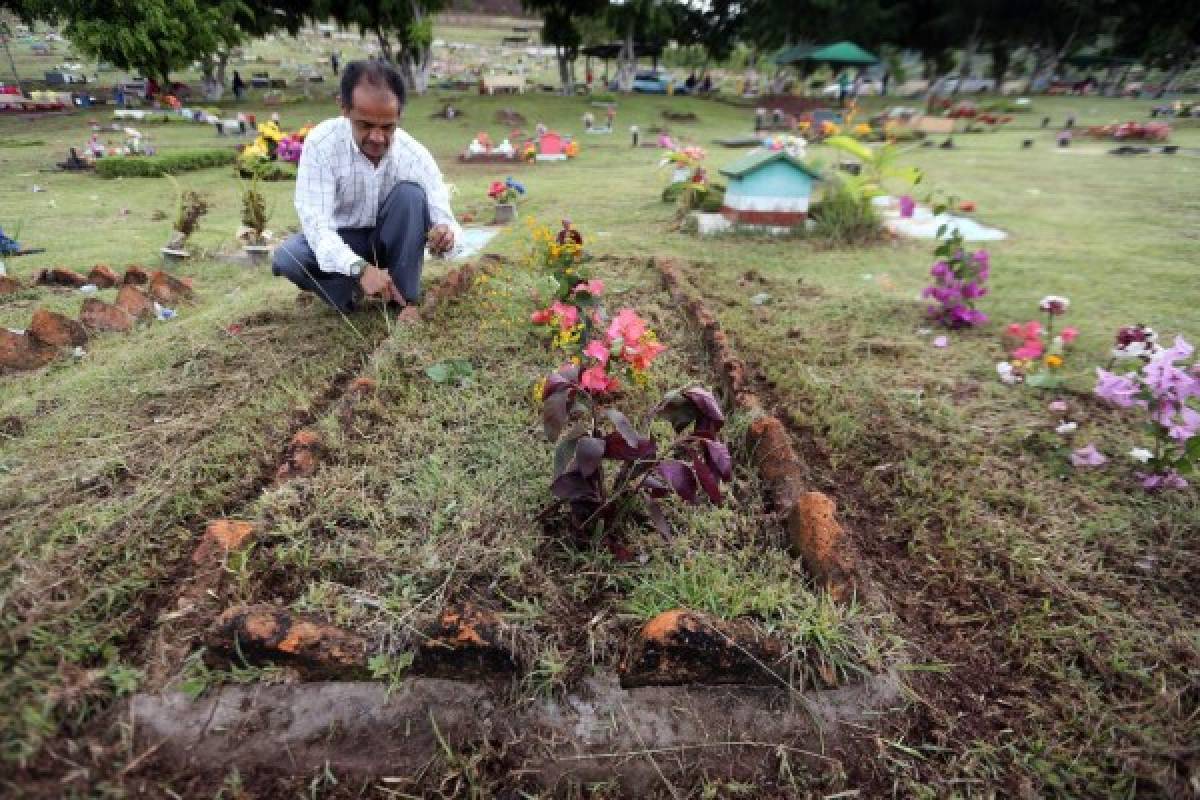 Hondureños rinden tributo a sus familiares ausentes
