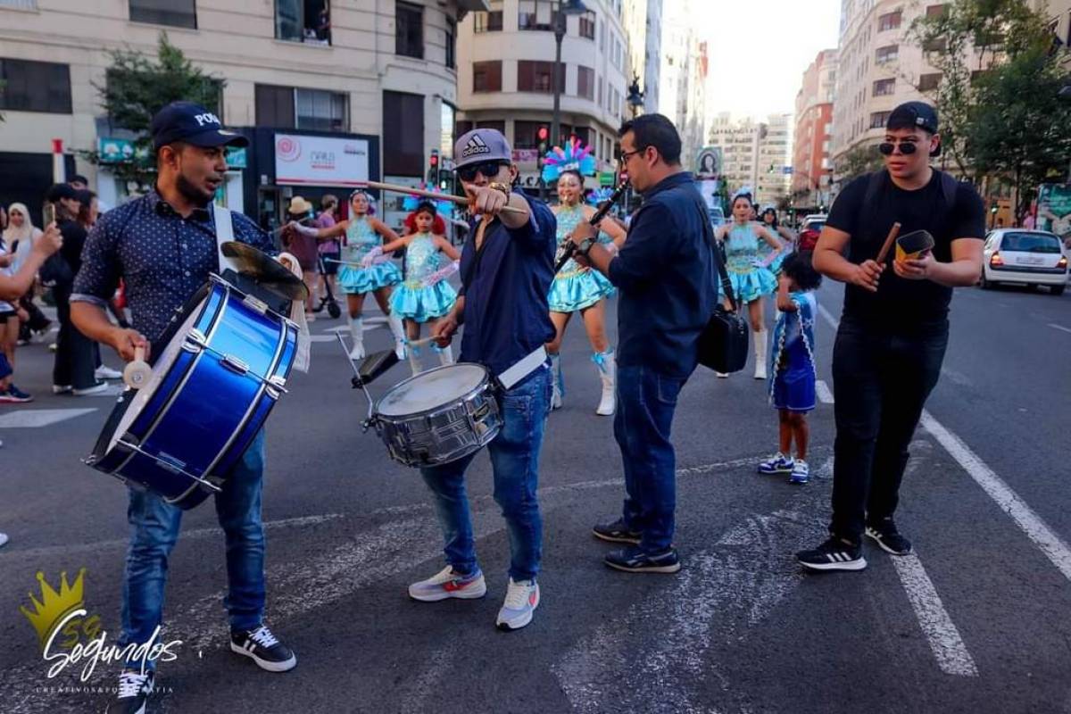Las Mestizas desfilan al son de la banca “Colombia tierra querida” que ponen ritmo a los desfiles.