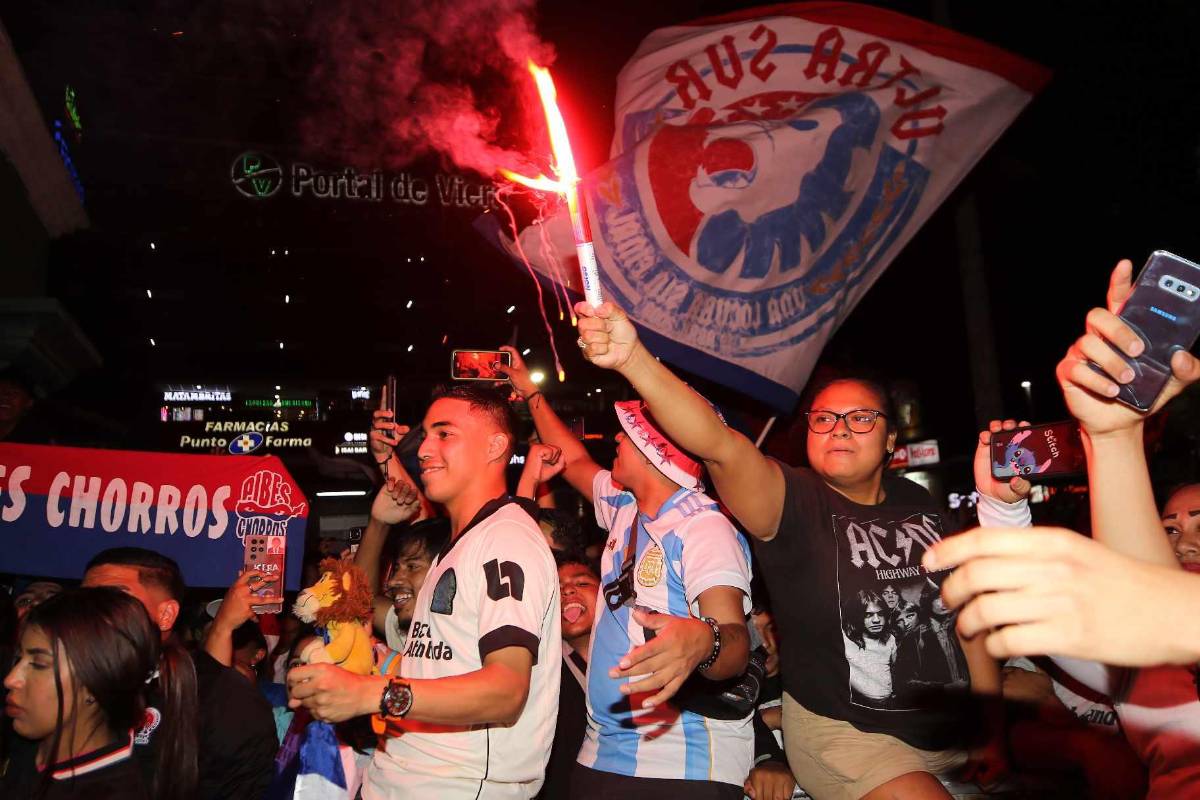 ¡Alegría de Espinel y selfie de Edwin! Banderazo de la Ultra Fiel a Olimpia previo a la gran final
