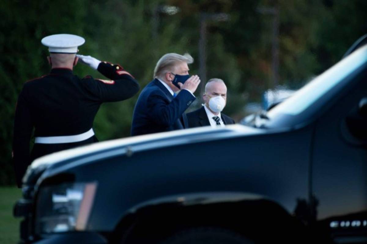 Caminando y con mascarilla, así llegó el presidente Trump al hospital militar