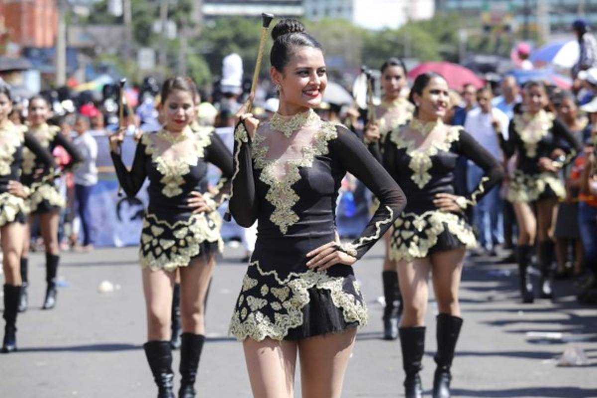 Bastoneras, dueñas de la pasarela cívica