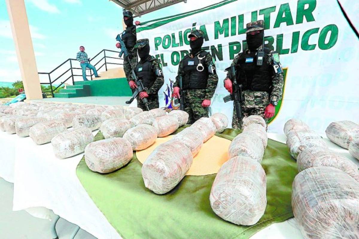 En solar baldío de la capital hallan 81 paquetes de droga