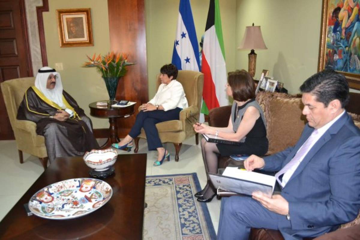 Canciller hondureña recibe a embajador de Kuwait
