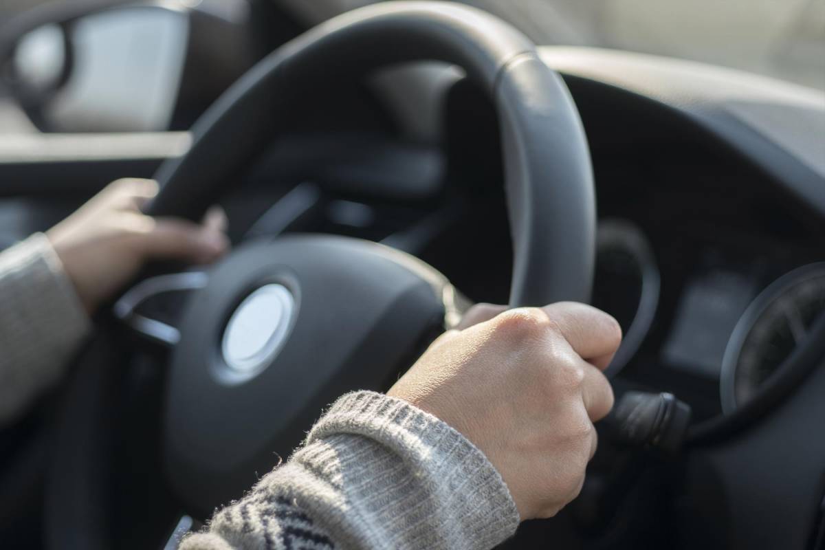 Mantente alerta, vibraciones en el volante también pueden ser señales que deben llamar tu atención.