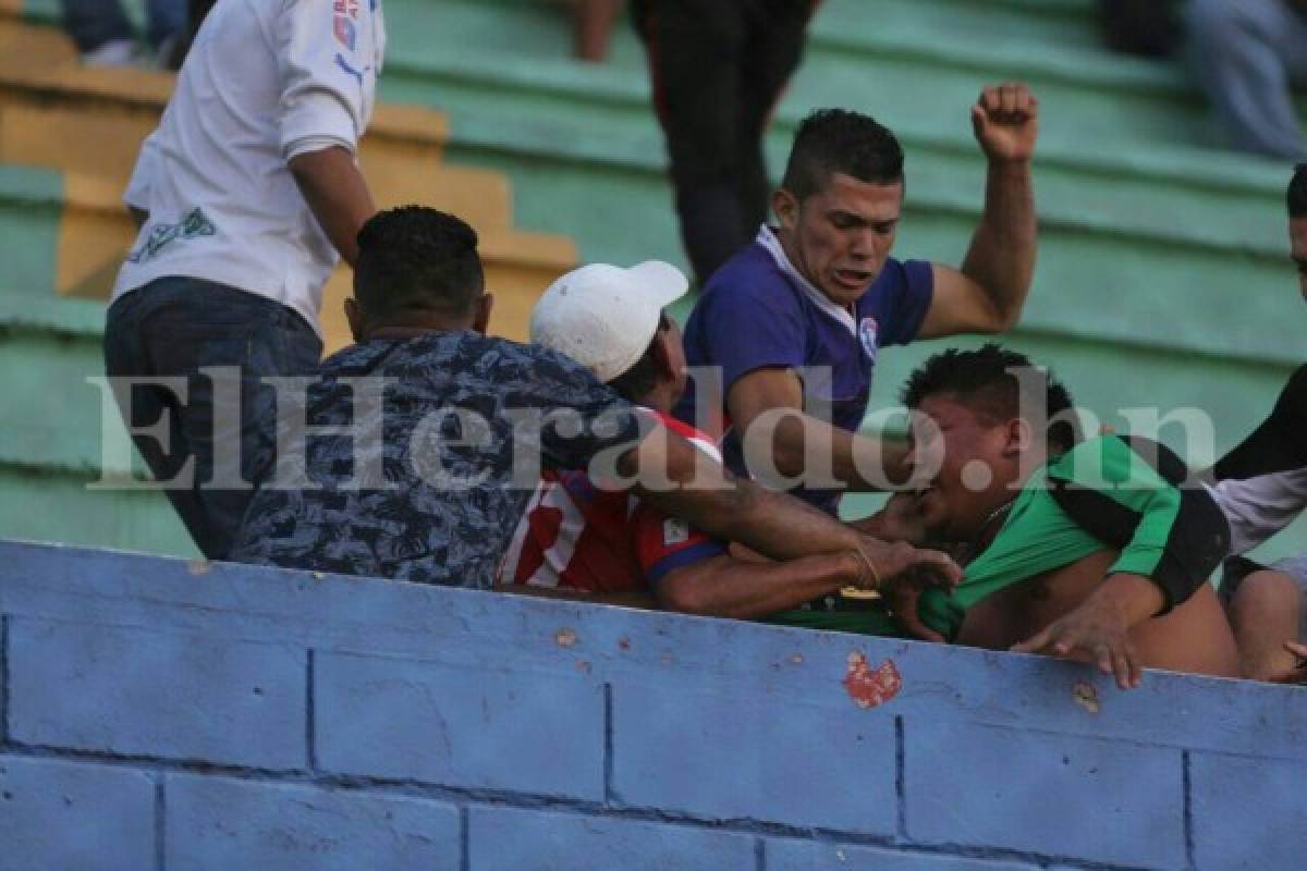 Sin compasión, los supuestos aficionados se agarraron a golpes dentro del estadio Nacional (Fotos: Davis Romero / Deportes EL HERALDO / Noticias de Honduras)