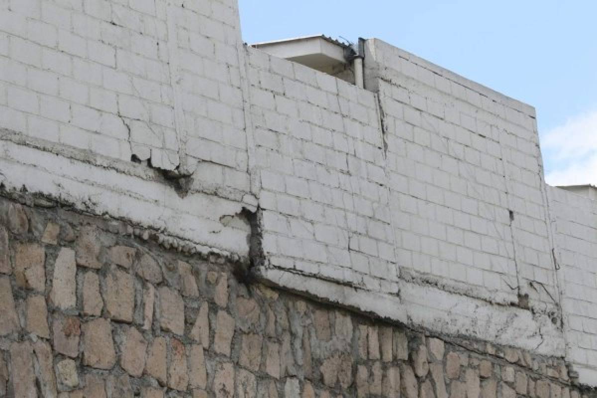 Peligro por desplome de muro en Laureles Real