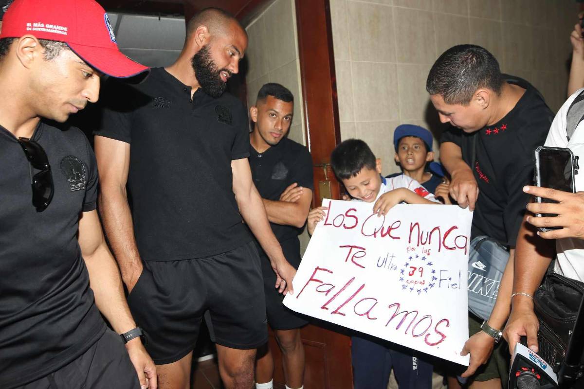 ¡Alegría de Espinel y selfie de Edwin! Banderazo de la Ultra Fiel a Olimpia previo a la gran final