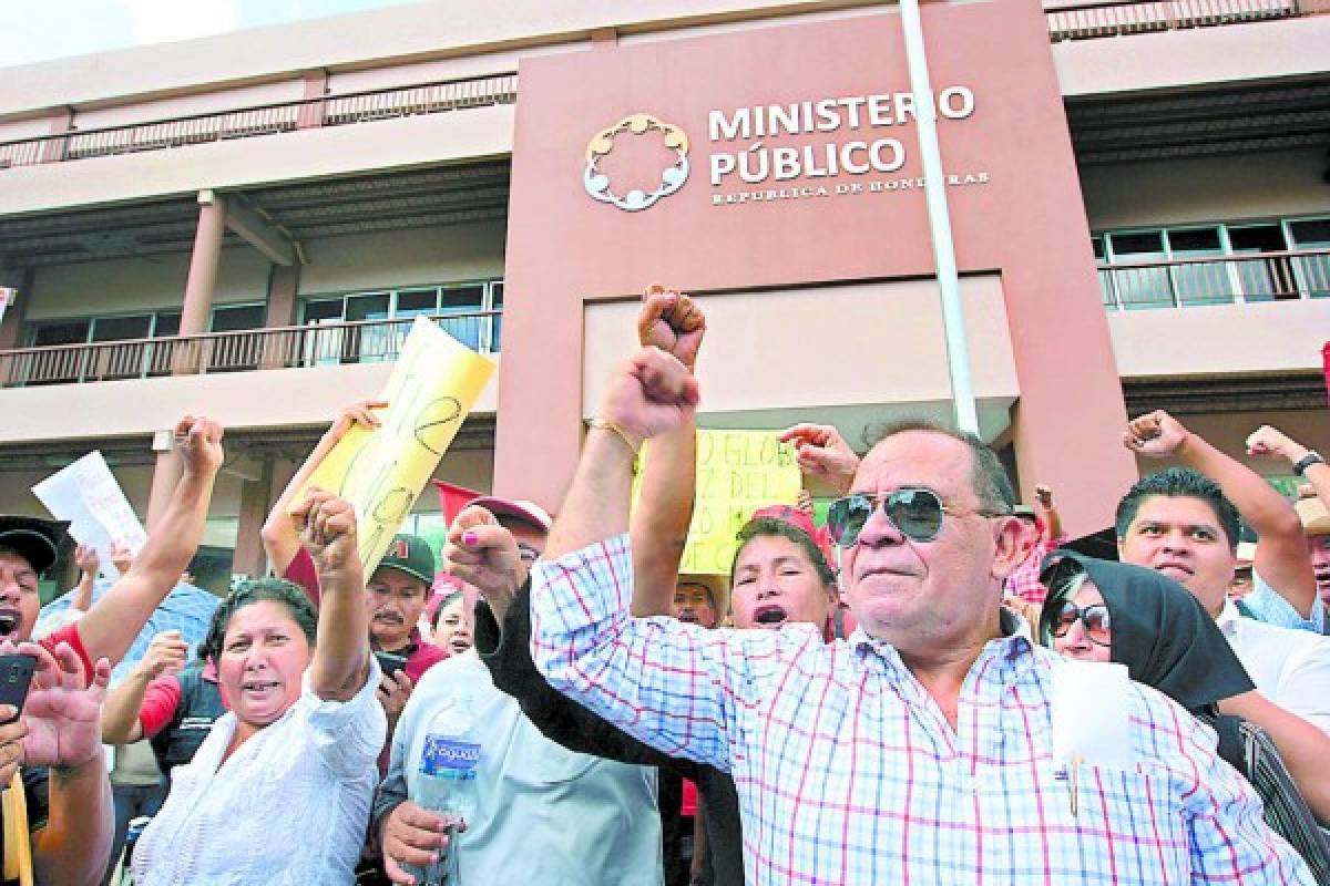 Admiten querella contra periodista