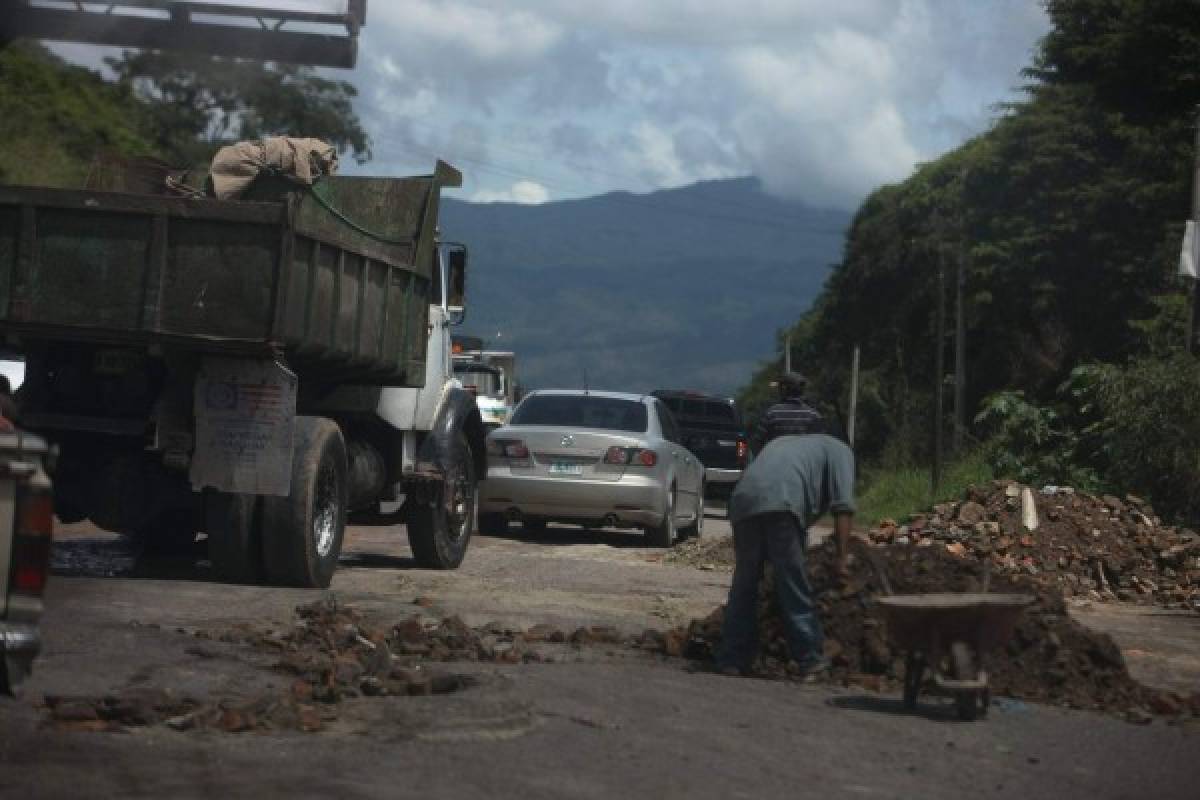 Capitalinos reparan por su cuenta calle dañada