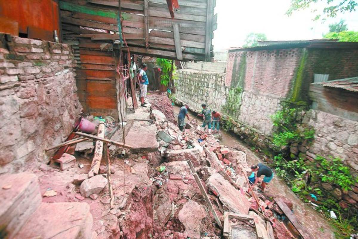 Tres viviendas en latente riesgo por deslizamiento