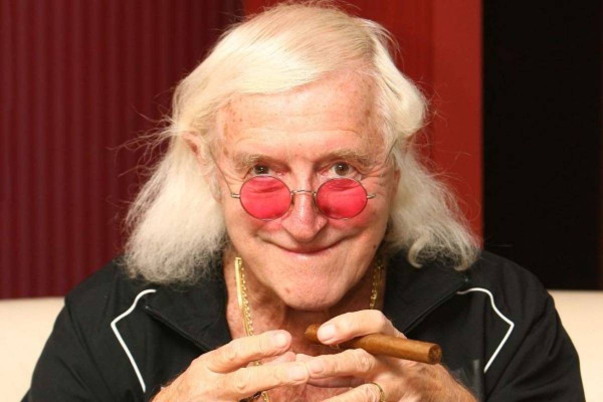 'Veneración' y 'miedo' a famosos de la BBC permitieron abusos sexuales de Savile