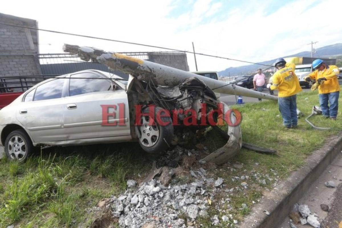 La parte delantera del vehículo quedó totalmente destruida. Foto Alex Pérez/EL HERALDO