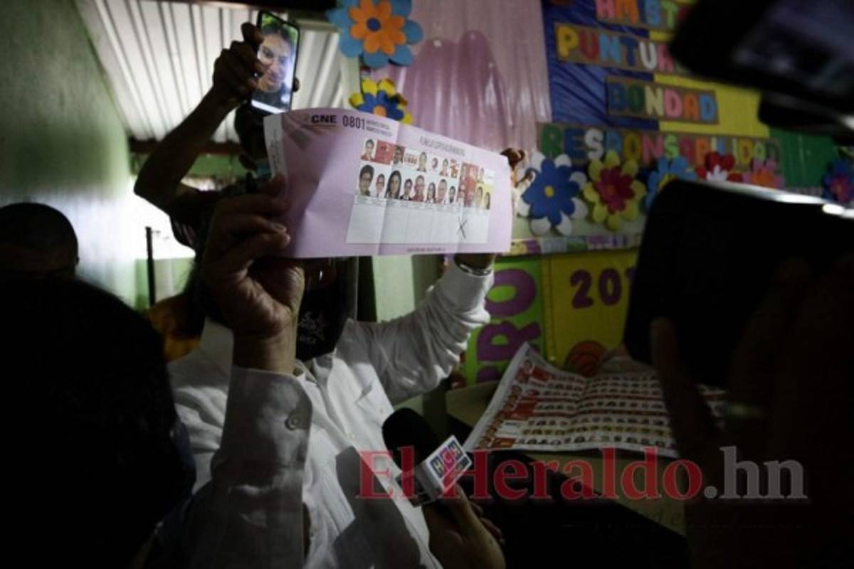 Con mucho fervor y optimismo Nelson Ávila acude a ejercer el sufragio (Fotos)