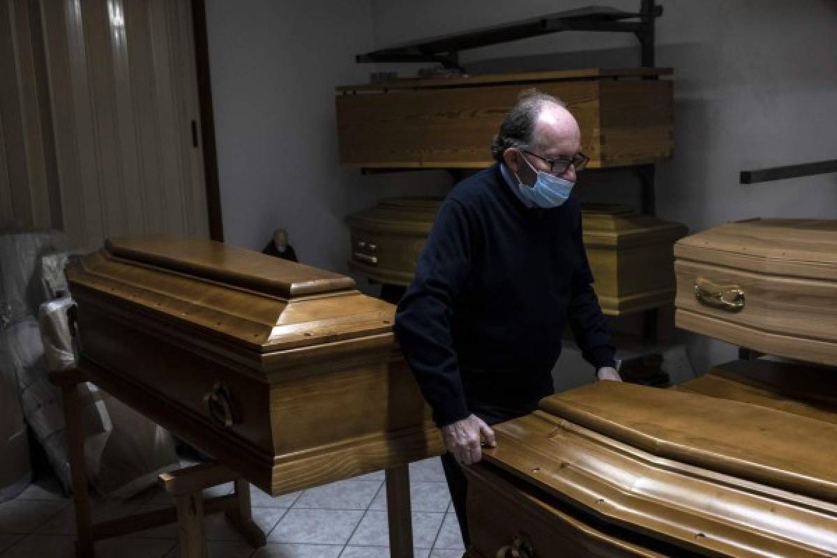 'Sellamos el ataúd de inmediato': el virus cambió las tradiciones funerarias en Italia