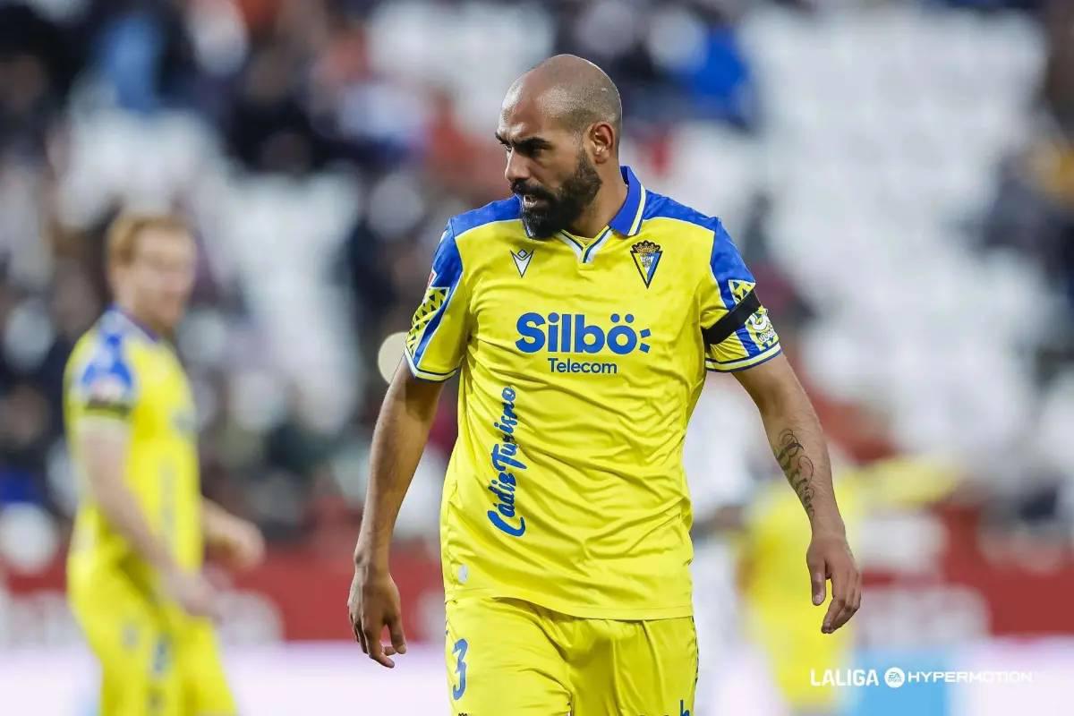 Fichajes: Analiza irse si sigue Arbeloa en Real Madrid y jugador descarta llegar al Barcelona