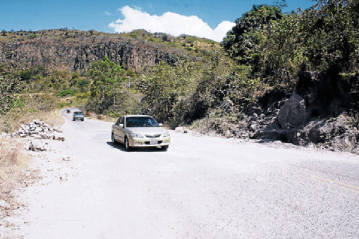 Carretera al sur permanece sin señales viales e inundada de fallas