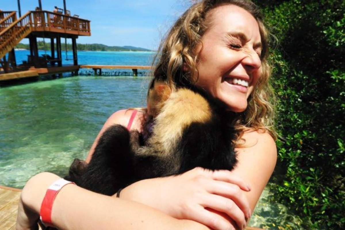 Actor Carlos Pena visita las bellas playas de Roatán