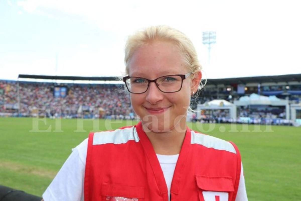 Bella joven alemana se enamora de los desfiles hondureños