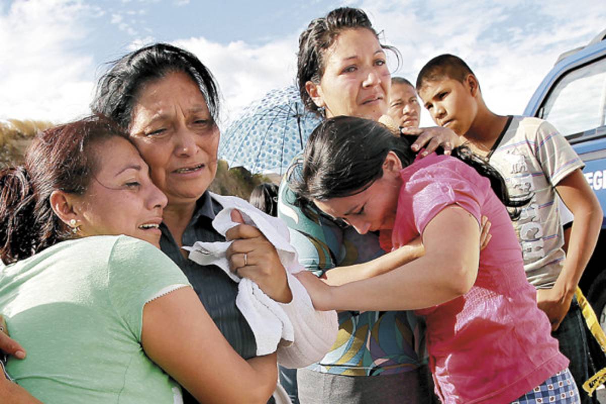 Raptan y ejecutan a dos jóvenes en el periférico