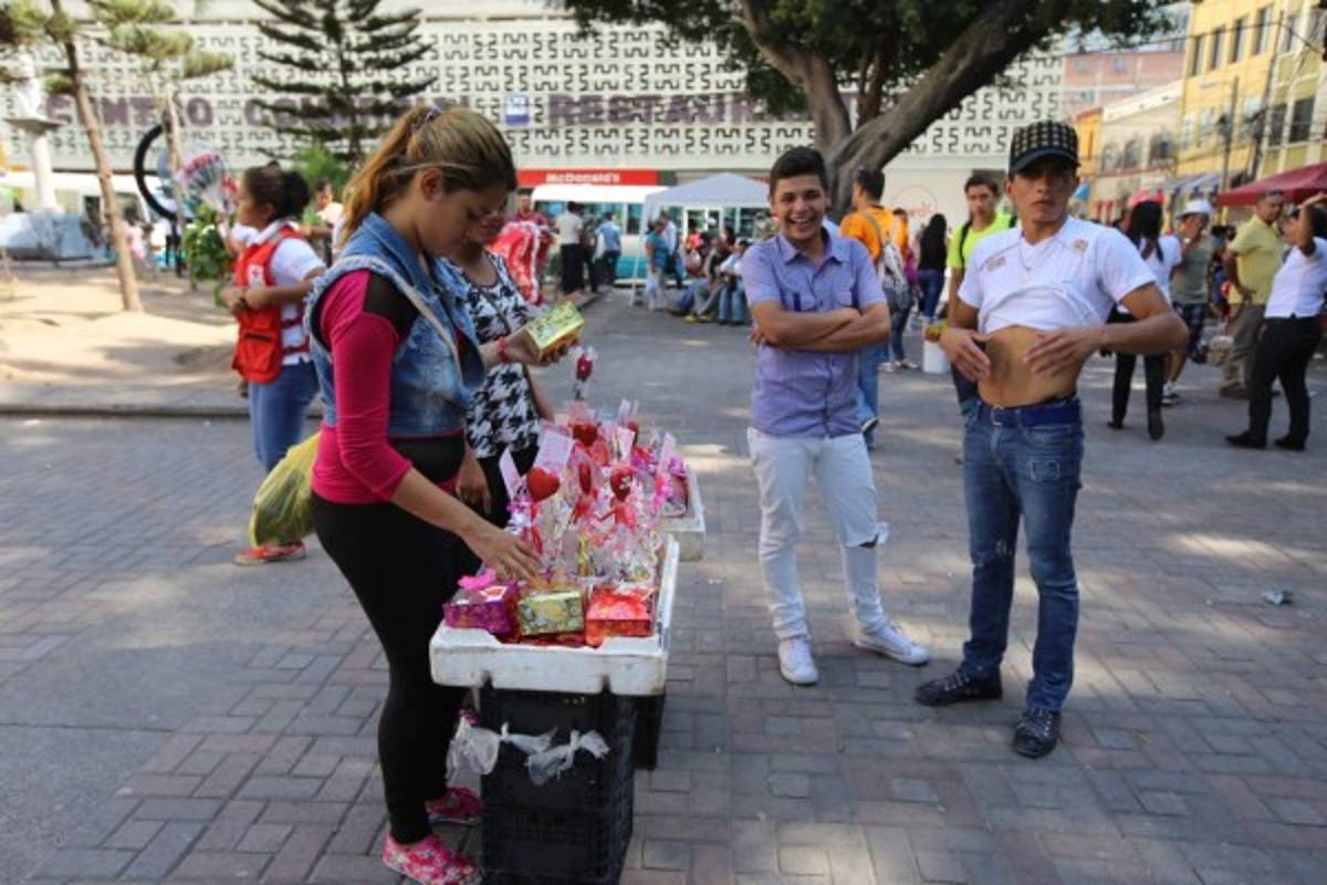 Ambiente festivo en el centro de Tegucigalpa con miras al Día de la Madre