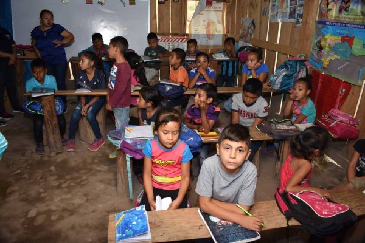 En troncos reciben clases los niños de la Escuela El Zurzular