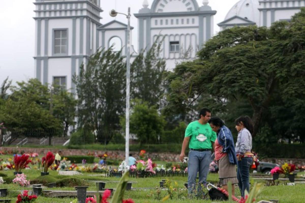 Hondureños rinden tributo a sus familiares ausentes