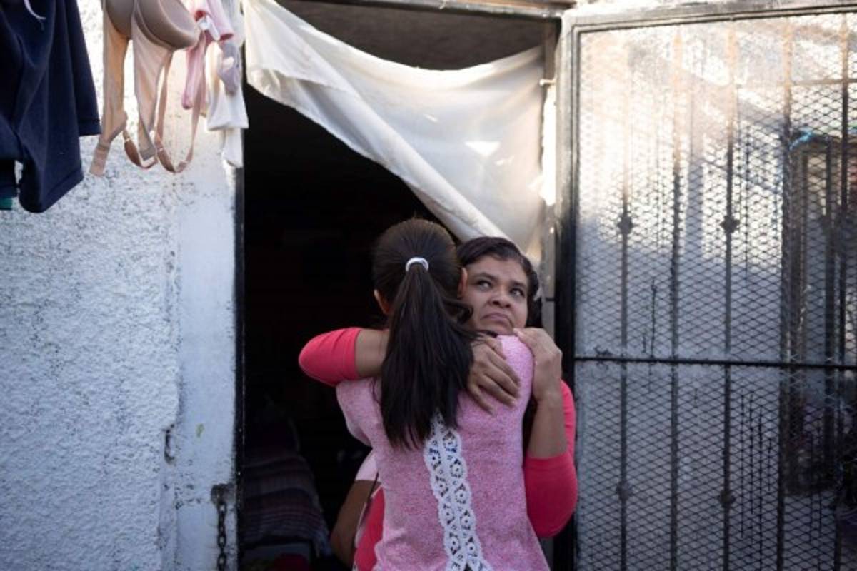 'Si me llamas y el teléfono suena apagado, es que ya estoy encerrada', le dice migrante salvadoreña a su hija  